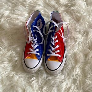 Men high top converse shoes size 6.  Still in good condition.